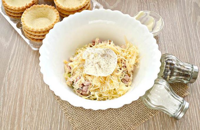 Тарталетки з копченою куркою та сиром