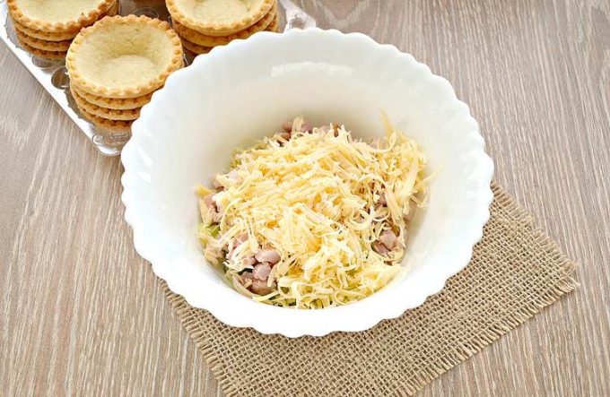Тарталетки з копченою куркою та сиром