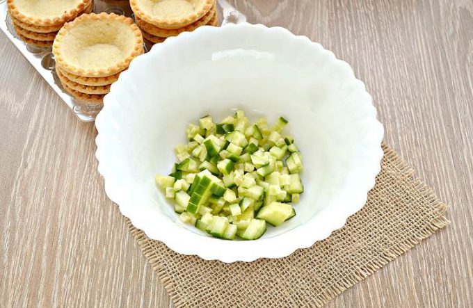 Тарталетки з копченою куркою та сиром