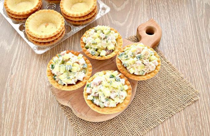 Тарталетки з копченою куркою та сиром
