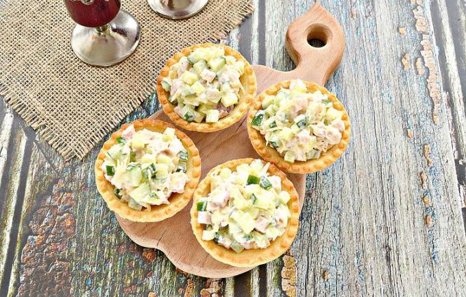 Тарталетки з копченою куркою та сиром
