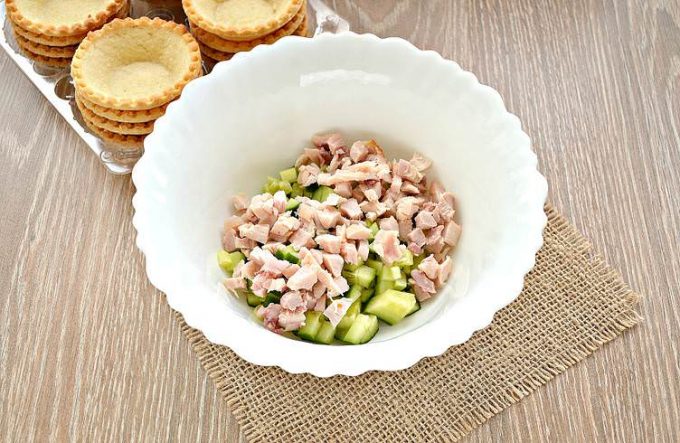 Тарталетки з копченою куркою та сиром