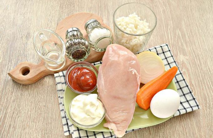 Тефтелі з курки з рисом на сковороді