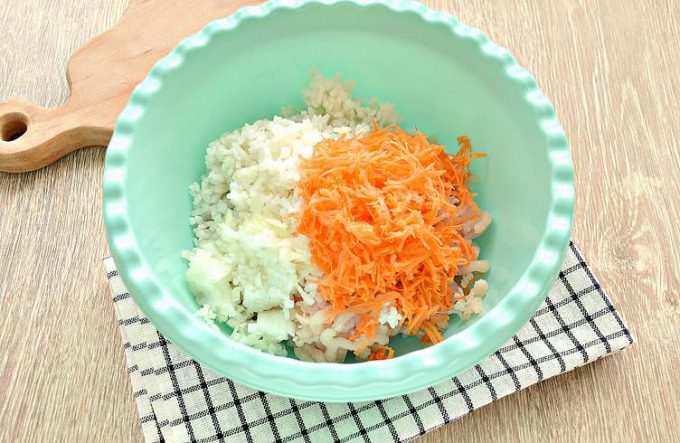 Тефтелі з курки з рисом на сковороді