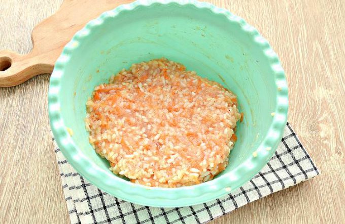 Тефтелі з курки з рисом на сковороді