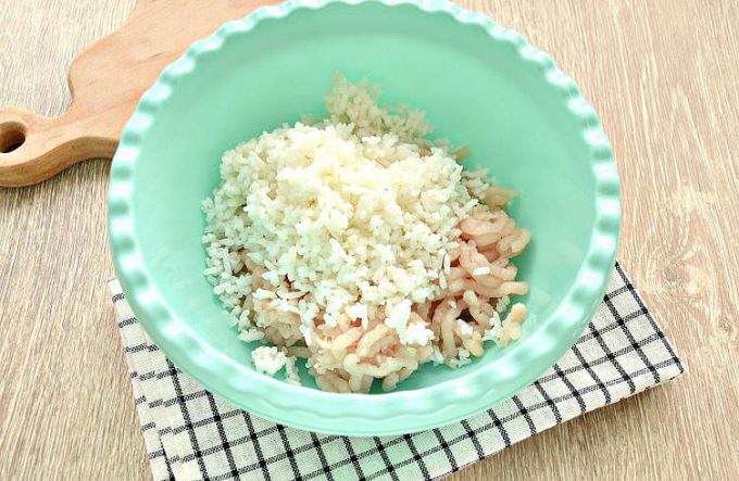 Тефтелі з курки з рисом на сковороді