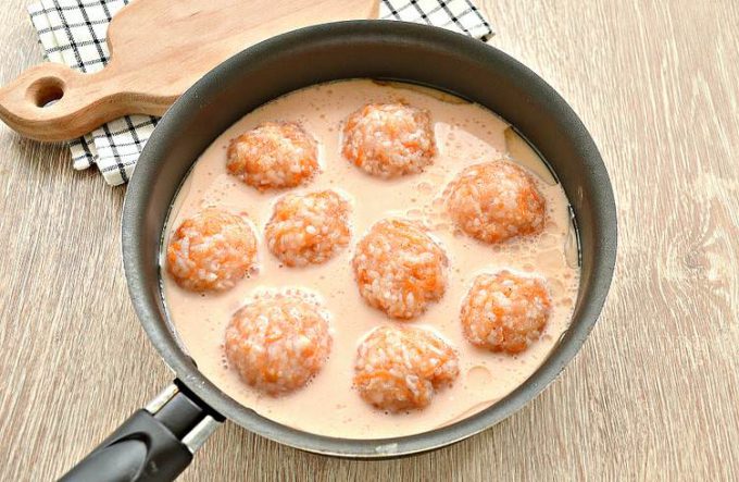Тефтелі з курки з рисом на сковороді