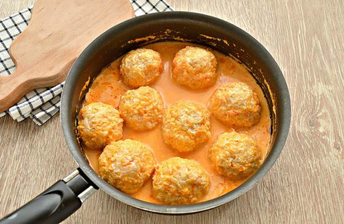 Тефтелі з курки з рисом на сковороді
