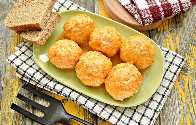 Тефтелі з курки з рисом на сковороді