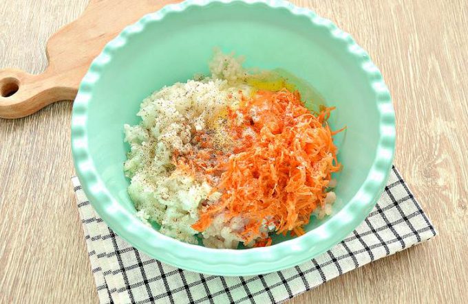 Тефтелі з курки з рисом на сковороді