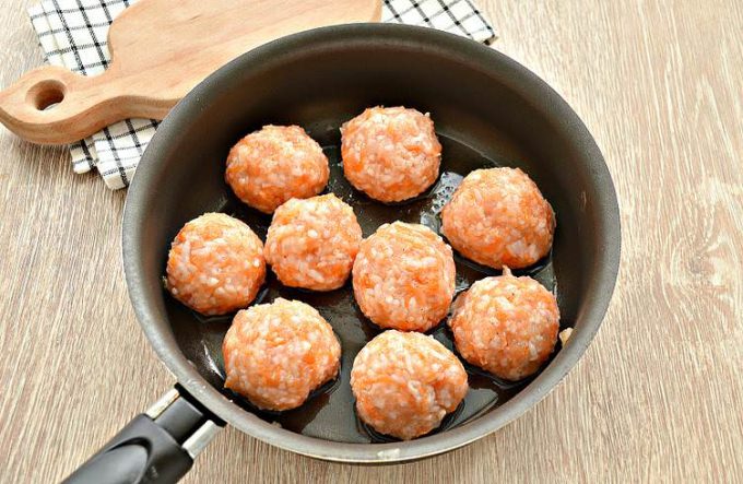 Тефтелі з курки з рисом на сковороді
