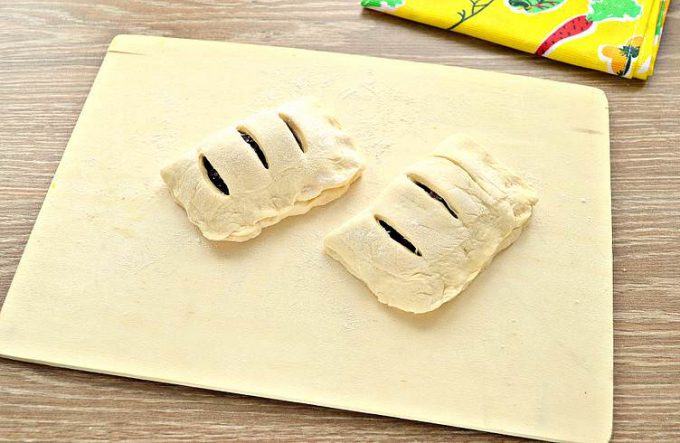 Тістечка з листкового тіста зі смородиною