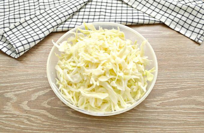 Тушкована капуста із салом на сковороді
