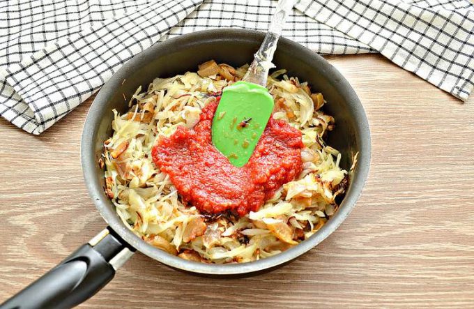 Тушкована капуста із салом на сковороді