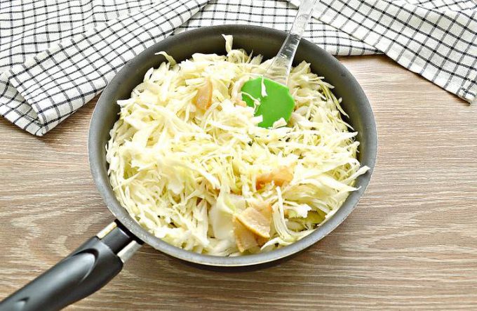 Тушкована капуста із салом на сковороді