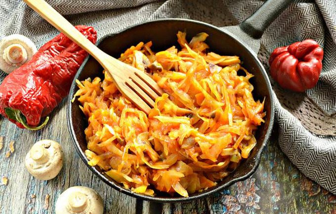 Тушкована капуста з грибами та овочами