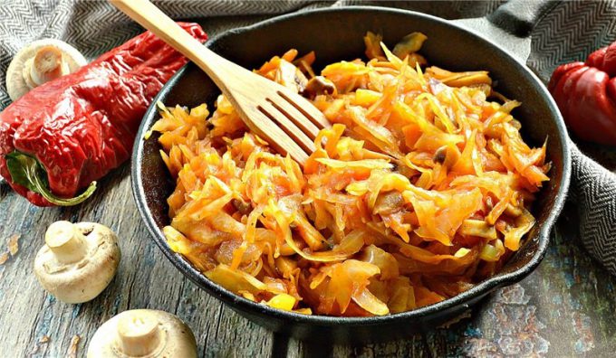 Тушкована капуста з грибами та овочами