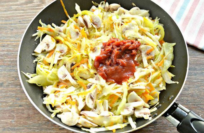 Тушкована капуста з грибами та овочами