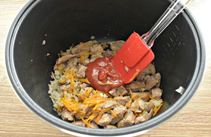 Тушкована капуста з мясом у мультиварці