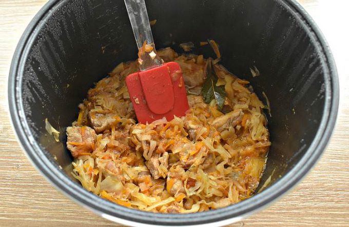 Тушкована капуста з мясом у мультиварці