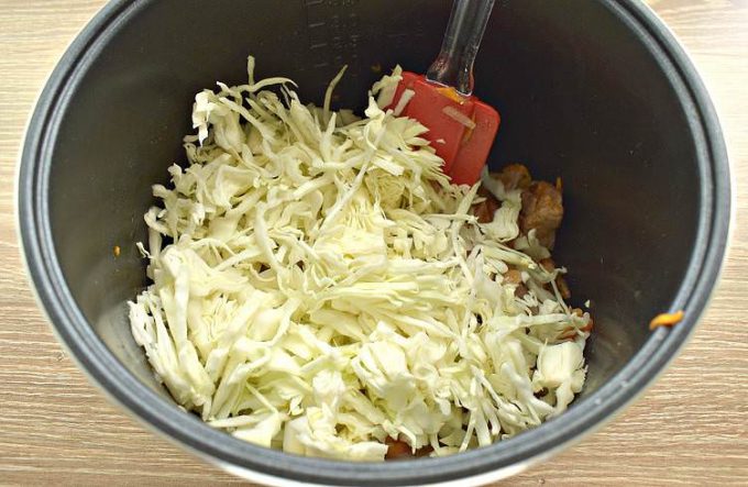 Тушкована капуста з мясом у мультиварці