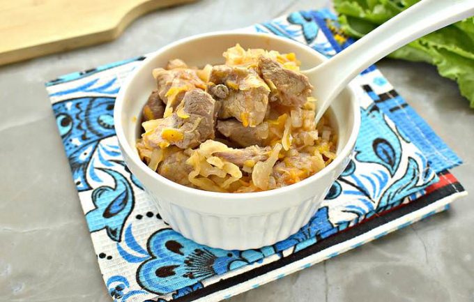 Тушкована капуста з мясом у мультиварці