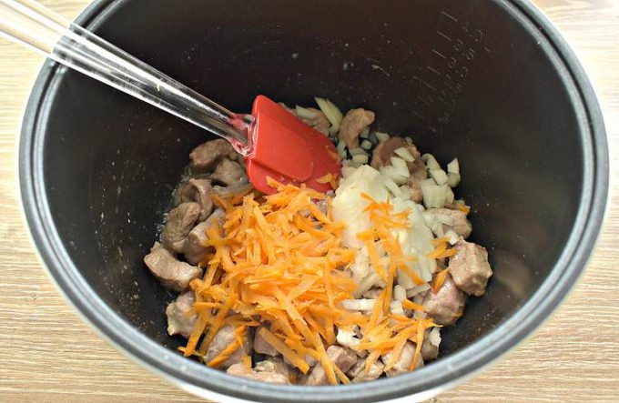 Тушкована капуста з мясом у мультиварці