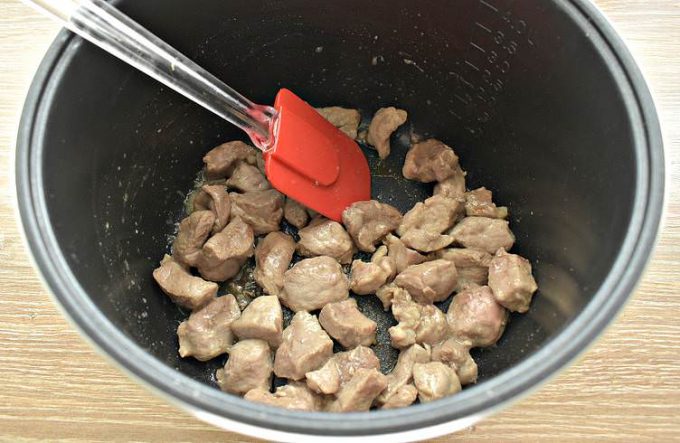 Тушкована капуста з мясом у мультиварці