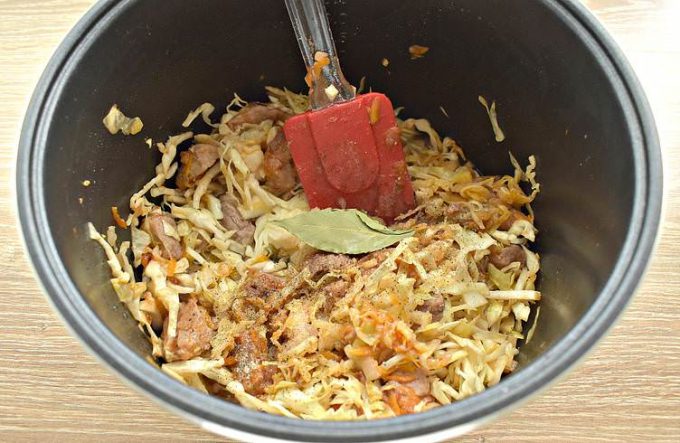 Тушкована капуста з мясом у мультиварці