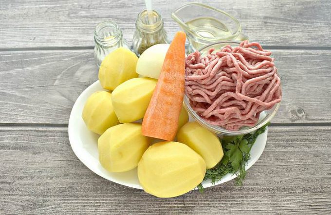 Тушкована картопля з фрикадельками