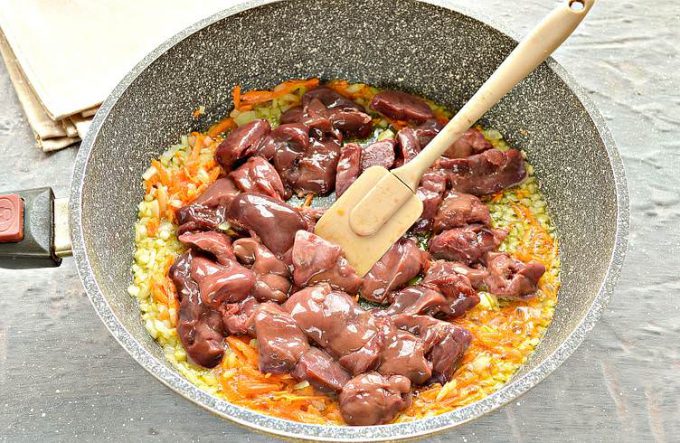Тушкована картопля з курячою печінкою