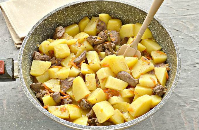 Тушкована картопля з курячою печінкою
