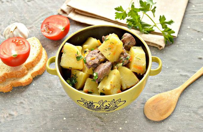 Тушкована картопля з курячою печінкою