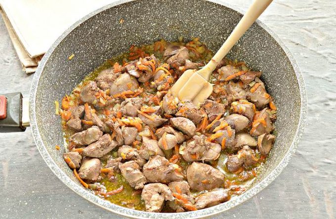 Тушкована картопля з курячою печінкою