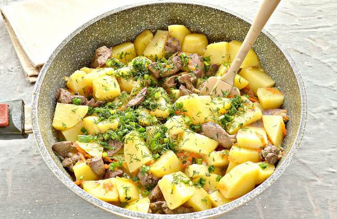 Тушкована картопля з курячою печінкою