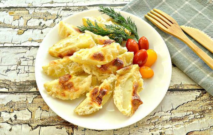 Запечена картопля у вершках