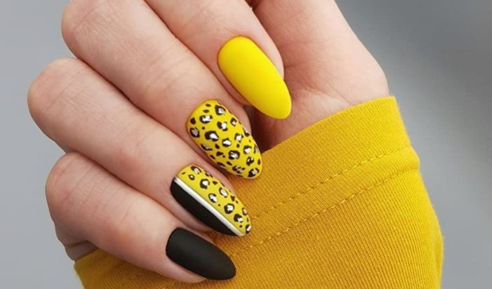 Жовтий манікюр: 280+ топових ідей дизайну у 2023 році