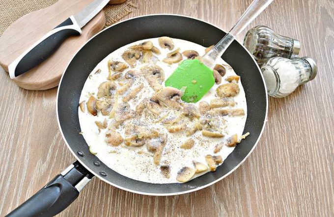 Жульєн з печерицями на сковороді