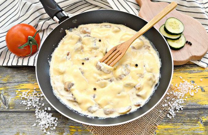 Жульєн з печерицями на сковороді
