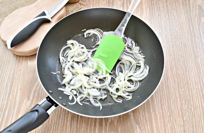 Жульєн з печерицями на сковороді