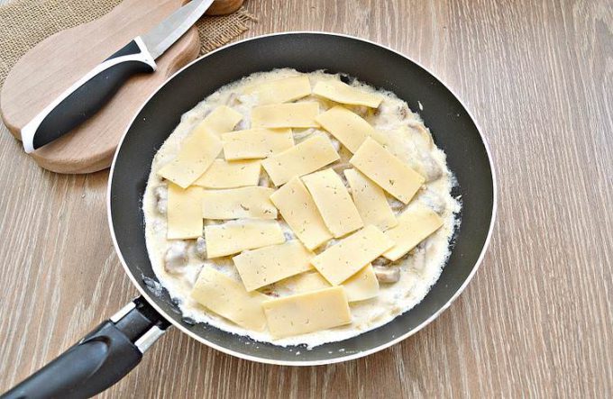 Жульєн з печерицями на сковороді