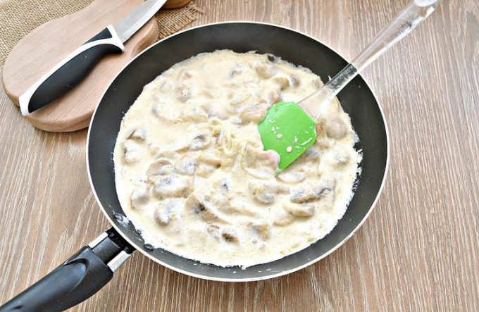 Жульєн з печерицями на сковороді