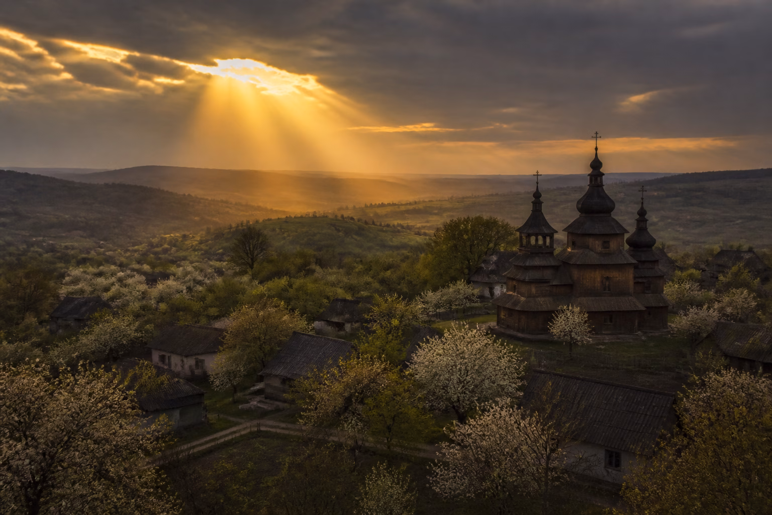 Вечірнє світло над сільською церквою, символізуюче захист Архангела Михаїла