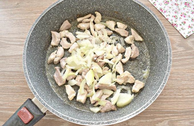 Азу зі свинини з картоплею на сковороді