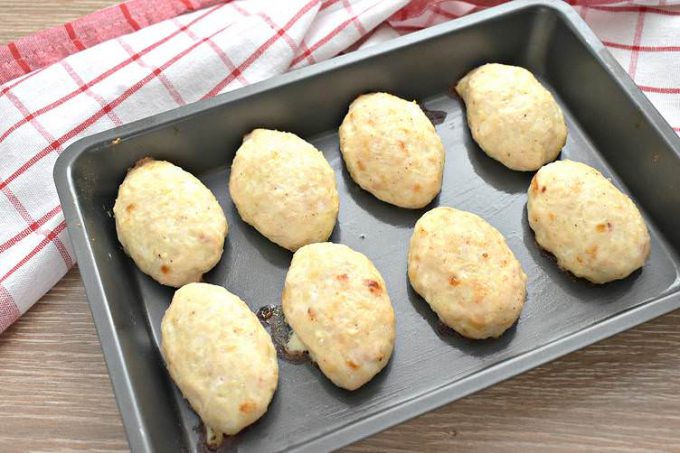 Біточки з курячого філе з рисом у духовці