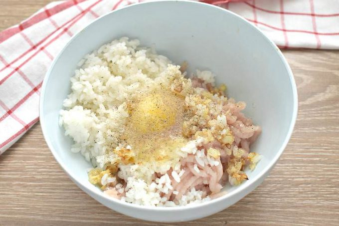 Біточки з курячого філе з рисом у духовці