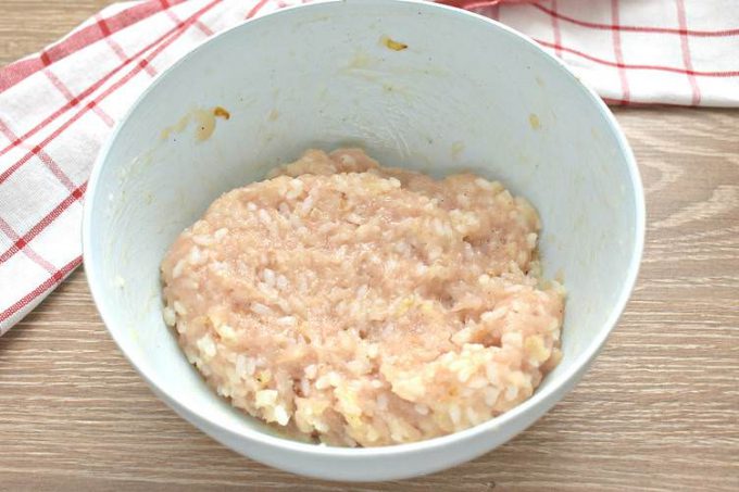 Біточки з курячого філе з рисом у духовці