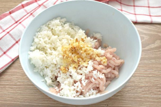 Біточки з курячого філе з рисом у духовці