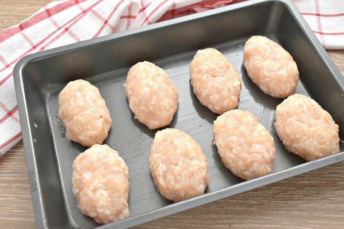 Біточки з курячого філе з рисом у духовці