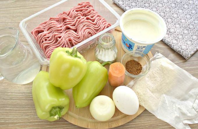 Фаршировані перці у сметанному соусі на сковороді.